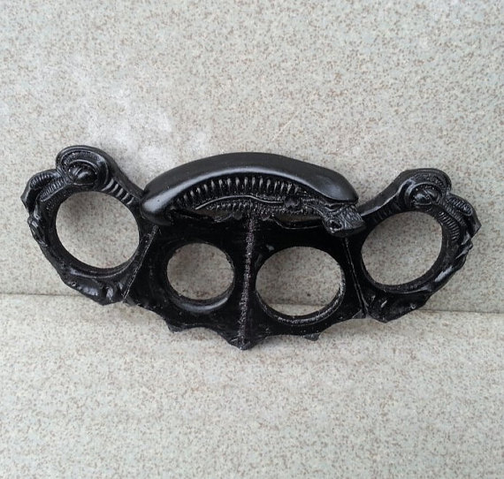 Transforming Xenomorph ring/brass knuckles / Boing Boing