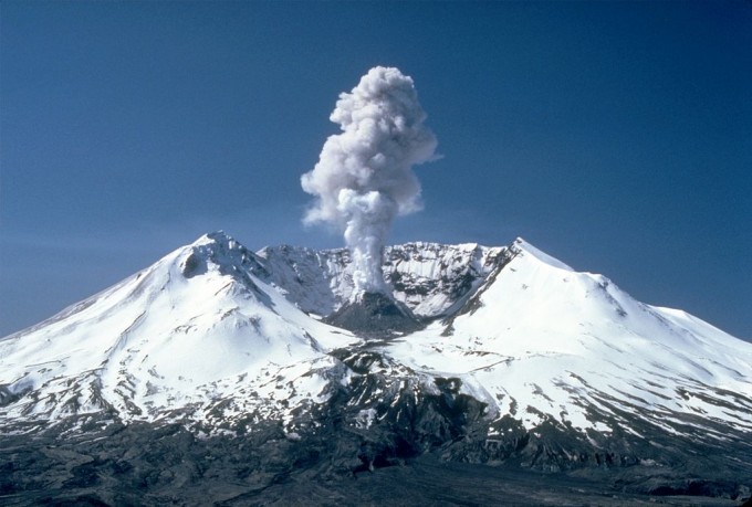 1024px-MSH82_st_helens_plume_from_harrys_ridge_05-19-82