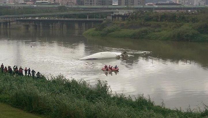 Taiwan's Central News Agency released a picture of the plane that crashed into a river in New Taipei City. --PHOTO: New Taipei City Fire Department