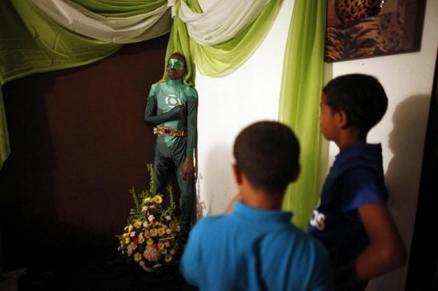 Deceased man dressed as Green Lantern for his wake / Boing Boing