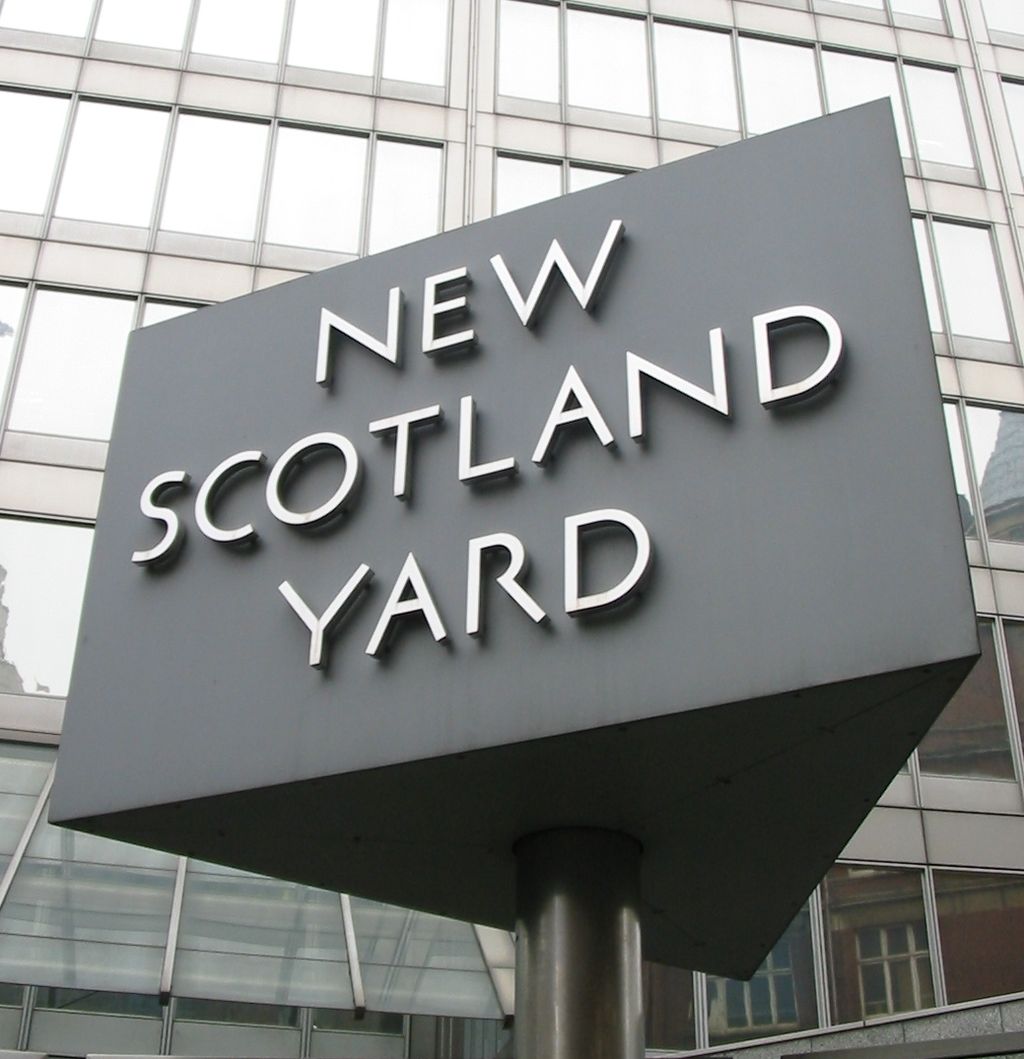 1024px-New_Scotland_Yard_sign_3.jpg