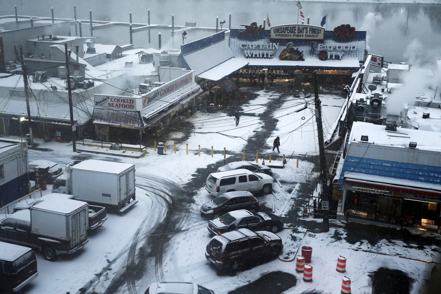 People buy seafood at the Wharf as snow begins to fall in DC, Jan 22 2016. REUTERS