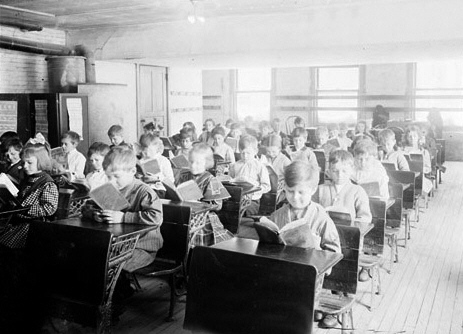 Schoolchildren_reading_1911