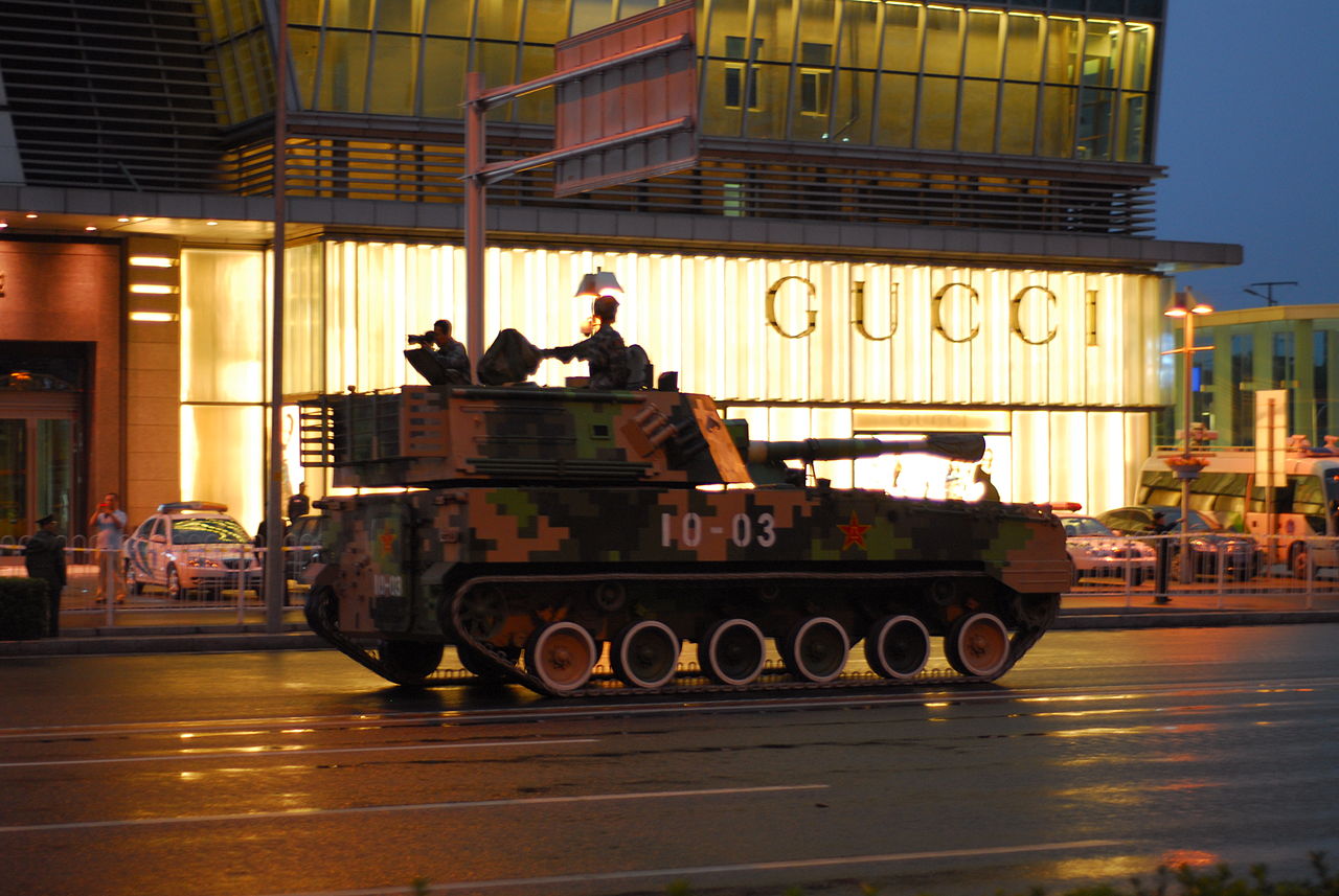 Self-propelled_howitzer_in_front_of_Gucci