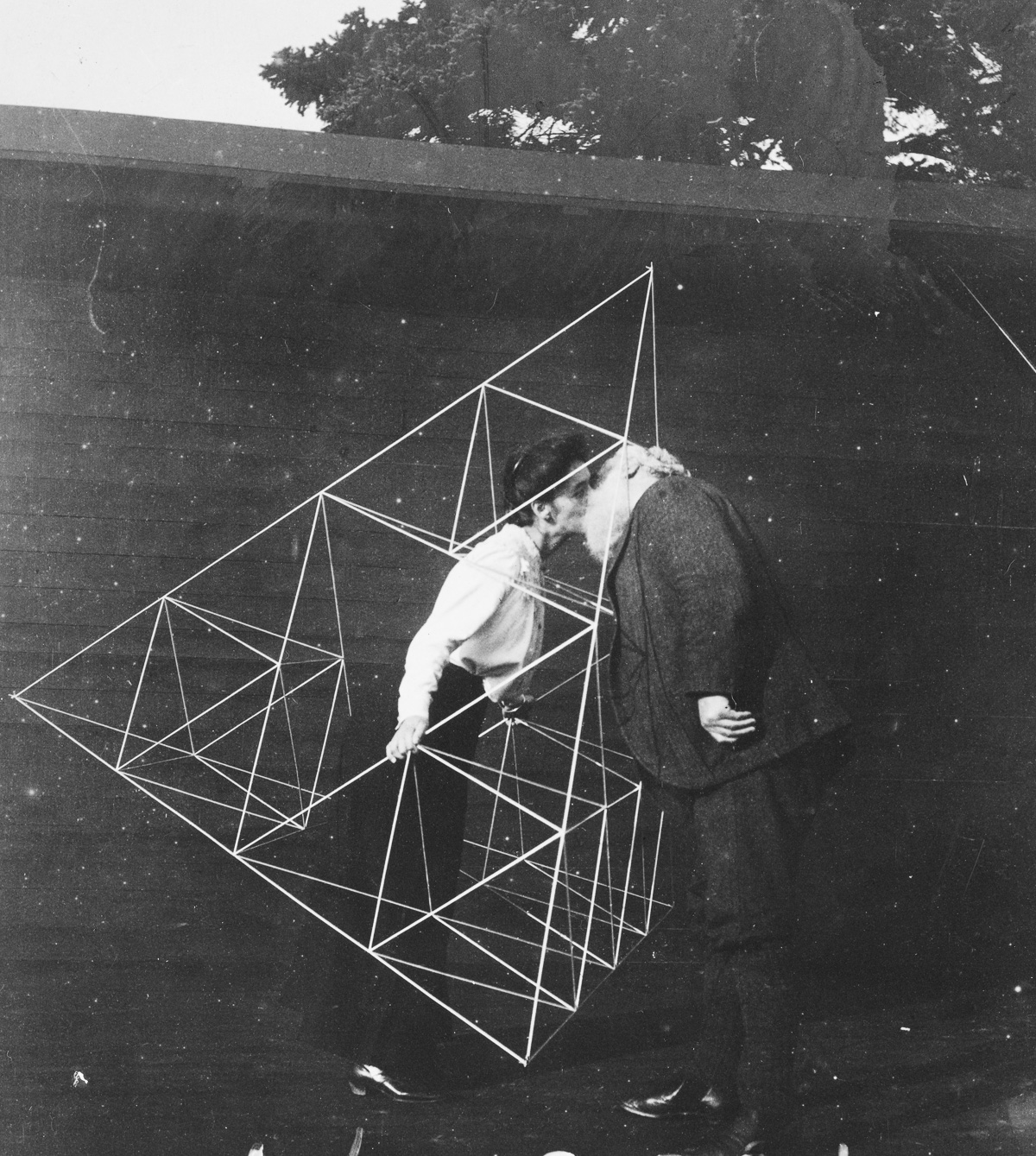 Alexander Graham Bell kisses his wife Mabel Hubbard Gardiner Bell inside a tetrahedral framework.
IMAGE: LIBRARY OF CONGRESS