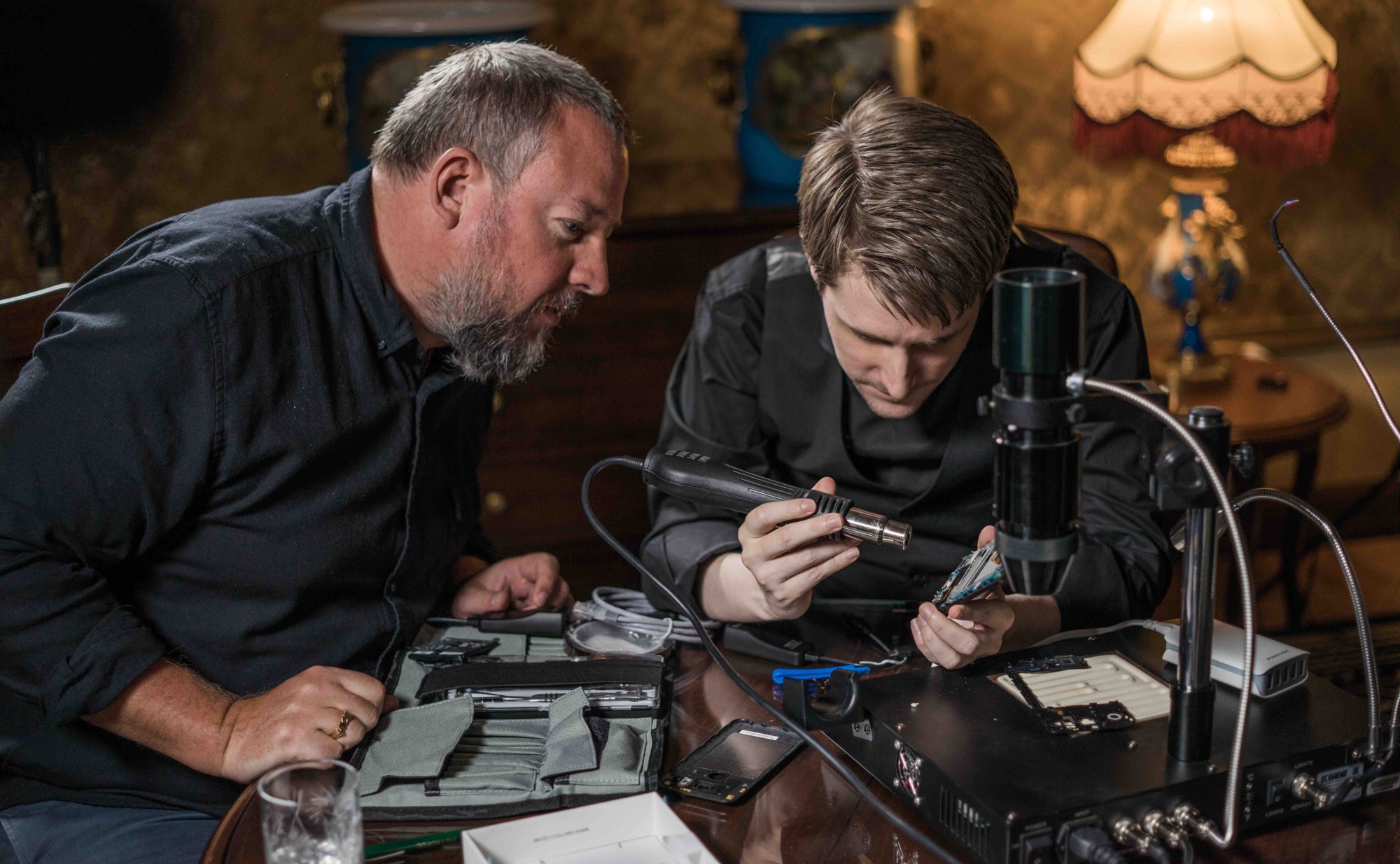 Edward Snowden shows VICE founder Shane Smith how to make a smartphone go black. Jake Burghart for VICE on HBO.
