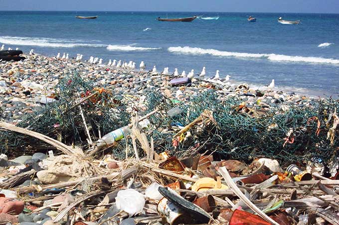 Trash_on_beach_6408224371.jpg