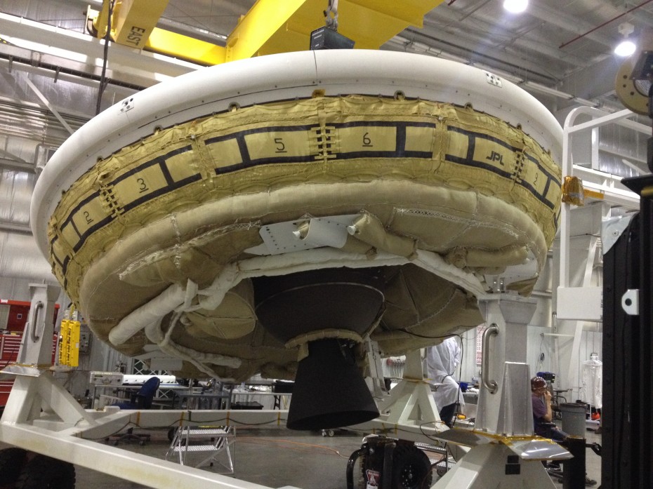 A saucer-shaped test vehicle holding equipment for landing large payloads on Mars is shown in the Missile Assembly Building at the US Navy's Pacific Missile Range Facility in Kauai, Hawaii. Photo: NASA/JPL-Caltech
