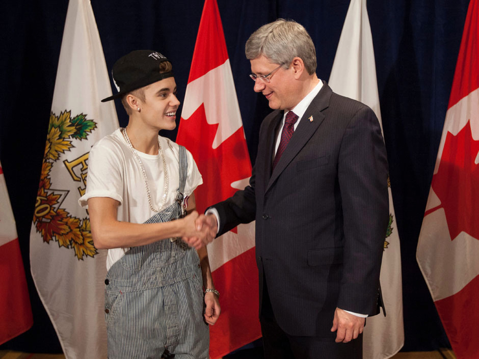 Prime Minister Stephen Harper was happy to present Justin Bieber with a Diamond Jubilee Medal on Friday, November 23, 2012 (PM Stephen Harper's Photostream/Flickr)
