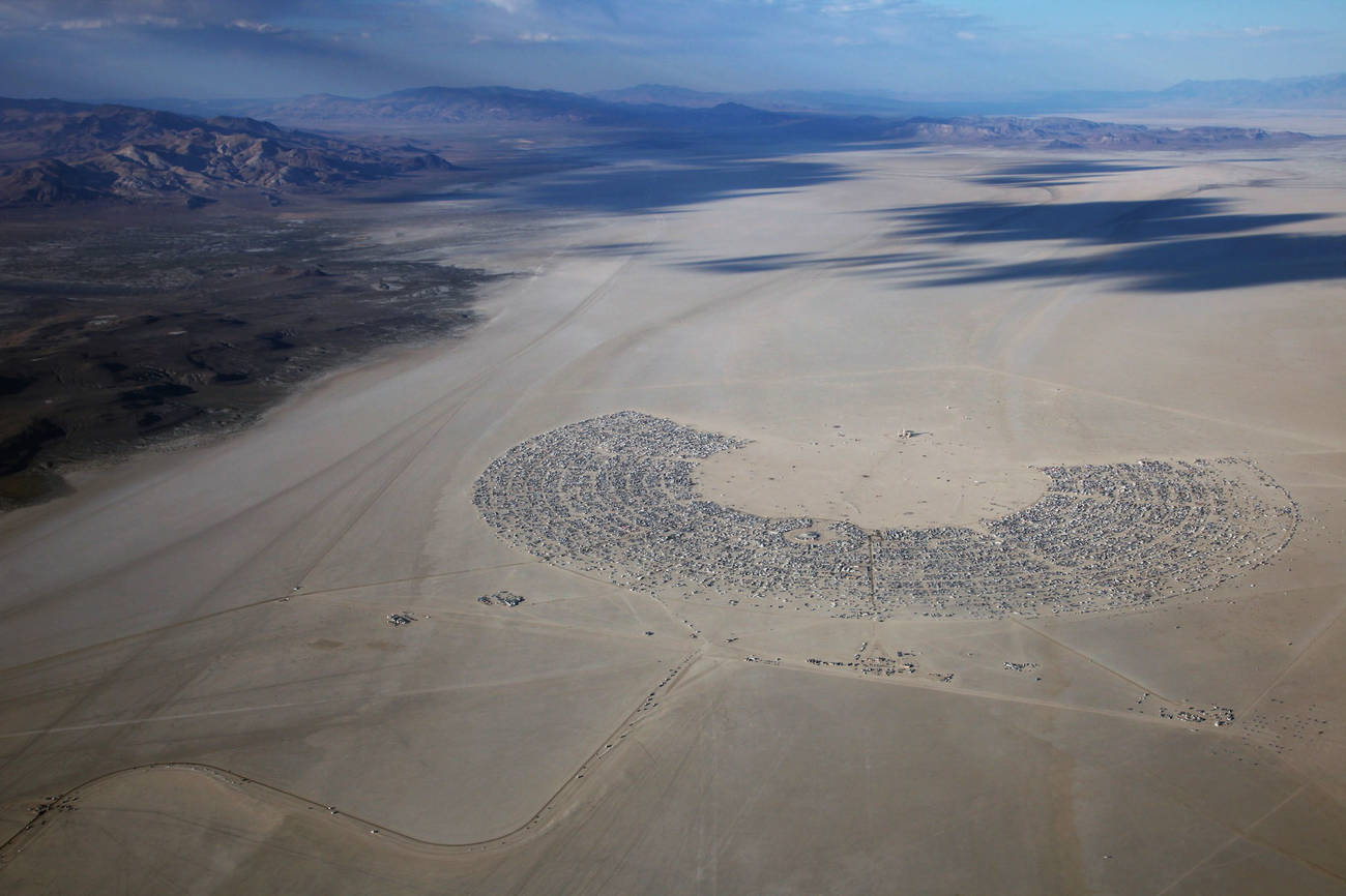 Пустыня блэк рок. Пустыня Невада Блэк рок. Город в пустыне Невада Burning man. Блэк рок Сити город. Американской пустыне Блэк-рок.