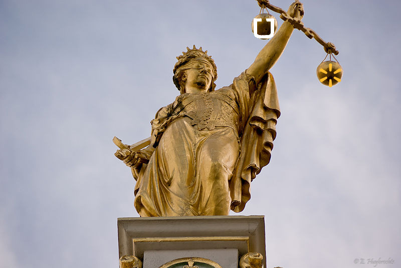 800px-Golden_Lady_Justice,_Bruges,_Belgium_(6204837462)