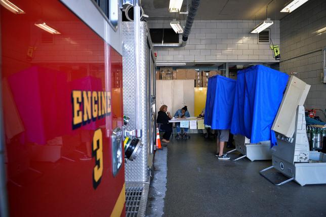 A voter casts his ballot in the Pennsylvania primary at a polling place inside a firehouse in Philadelphia, Pennsylvania, U.S., April 26, 2016.   REUTERS