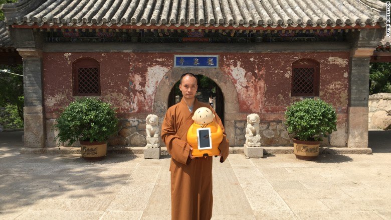 160524130125-china-robot-monk-xianer-xianfan-longquan-temple-exlarge-169