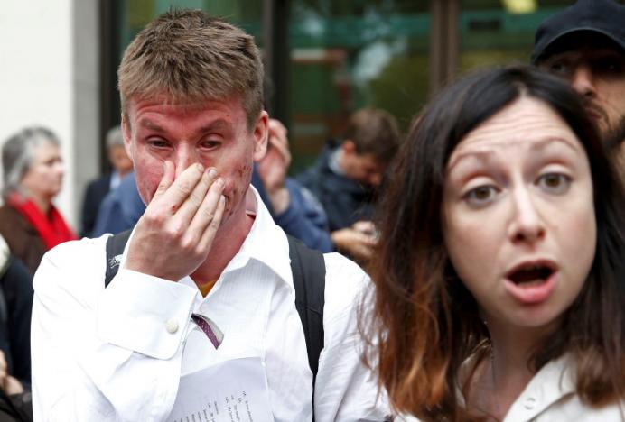Lauri Love (L) reacts as he leaves after his extradition hearing at Westminster Magistrates' Court in London,  Sep. 16, 2016. REUTERS