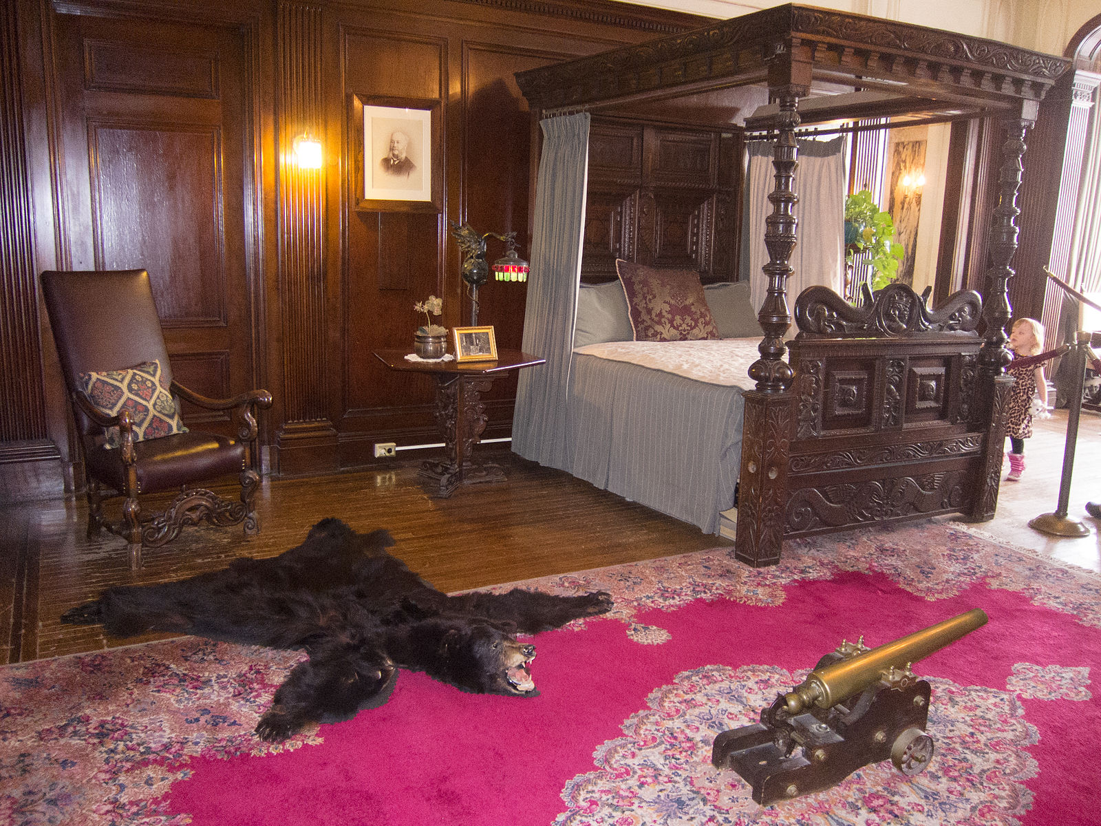 four-poster_bed_-_casa_loma