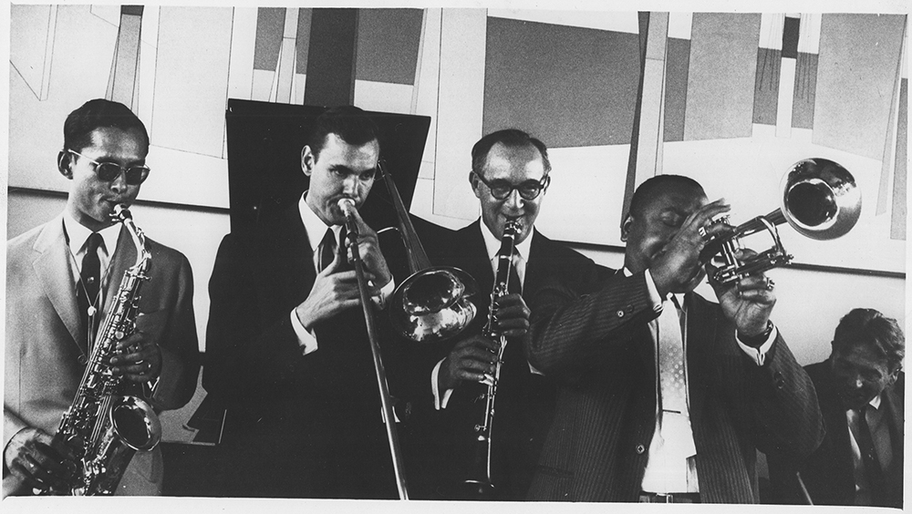 The-King-of-Thailand-joins-in-a-jam-session-with-Urbie-Green-Benny-Goodman-Jonah-Jones-and-Gene-Krupa-during-his-visit-to-the-US-1960-306-ps-397-62-2116