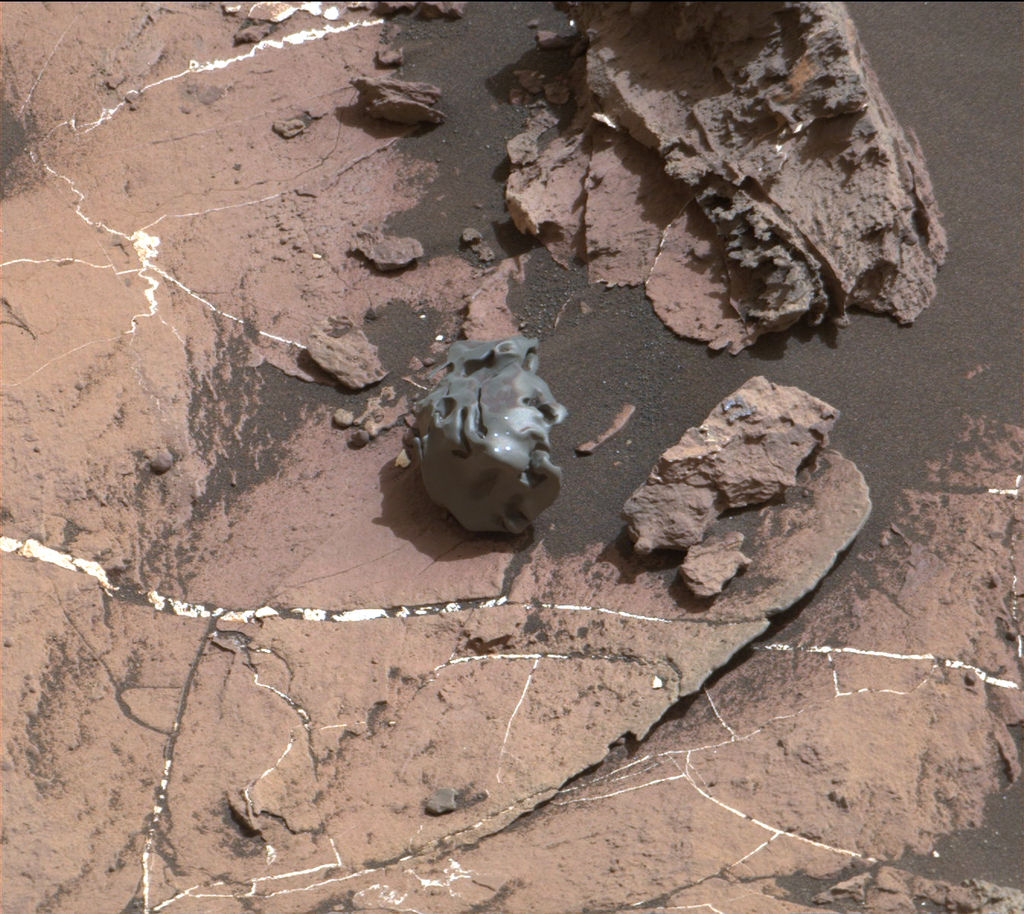 msl-rover-curiosity-finds-meteorite-mars-pia21134-br2