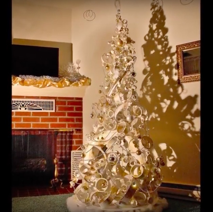 Watch how a couple makes a Christmas tree with a tire, a plastic bucket