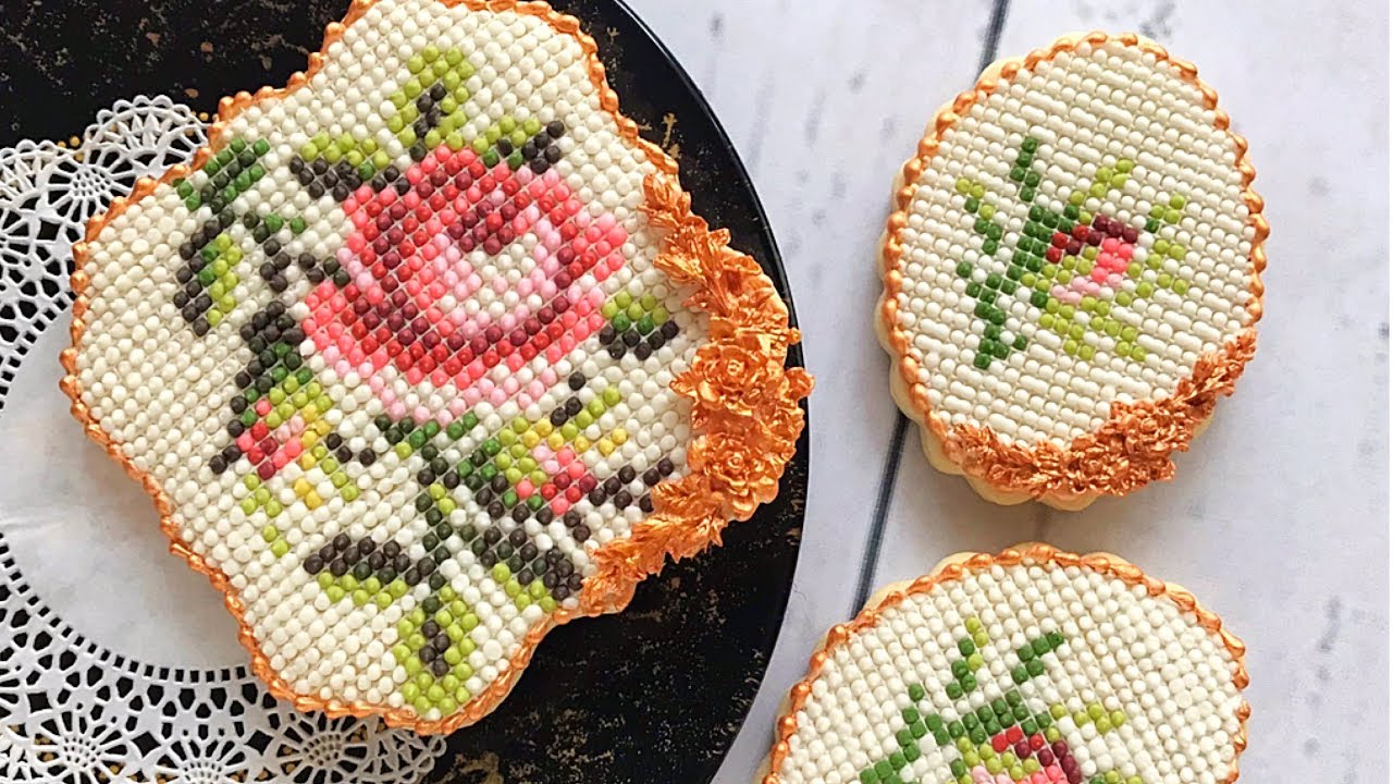 Iced cookies that look like beautiful embroidery