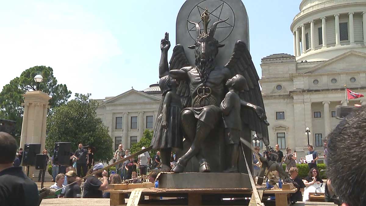 Satanic Temple Statue Unveiled At Arkansas State Capitol Boing Boing