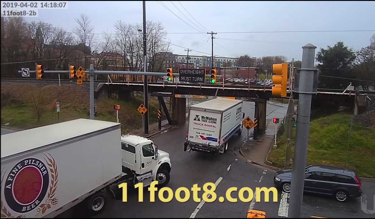 The notorious canopener bridge teaches truck driver a lesson / Boing Boing