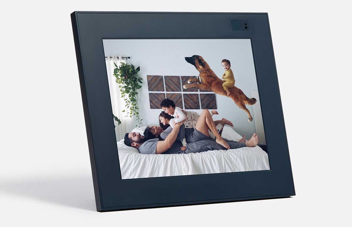 Aura digital photo frame allows family photo sharing / Boing Boing