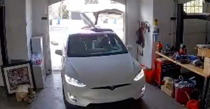 Tesla Driver Who Failed To Close Gullwing Door Makes A